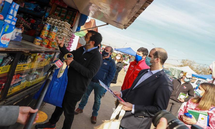 Autoridades fiscalizan cumplimiento de la ley que prohibió las bolsas plásticas en Chile
