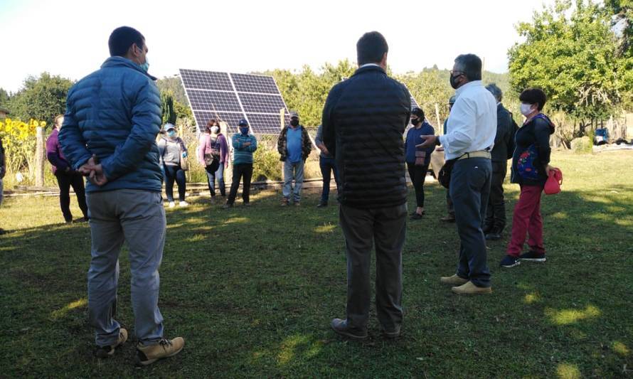 Autoridades visitaron y valoraron proyecto de electrificación fotovoltaica en apartado sector de Valdivia