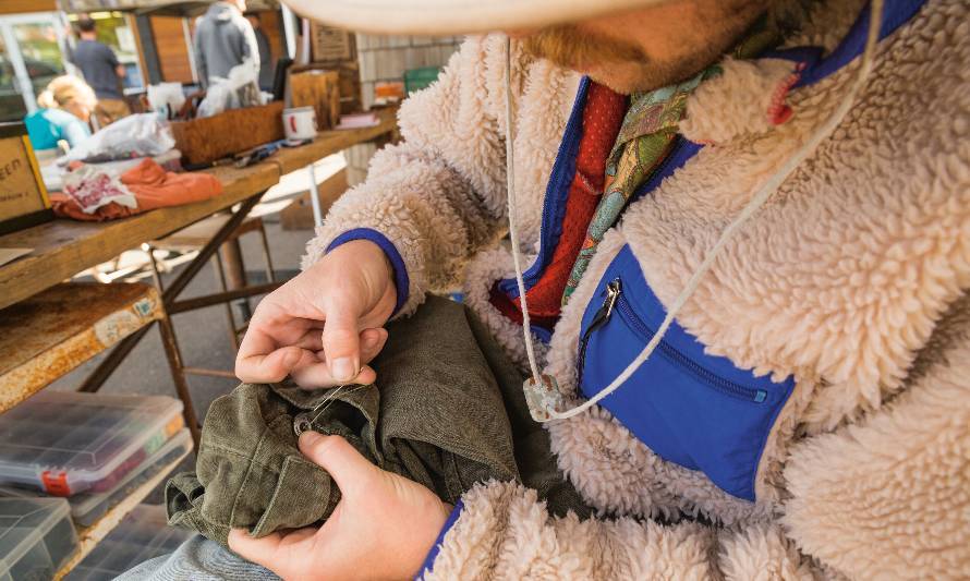 Patagonia te enseña a reparar tu ropa en casa con divertidos tutoriales