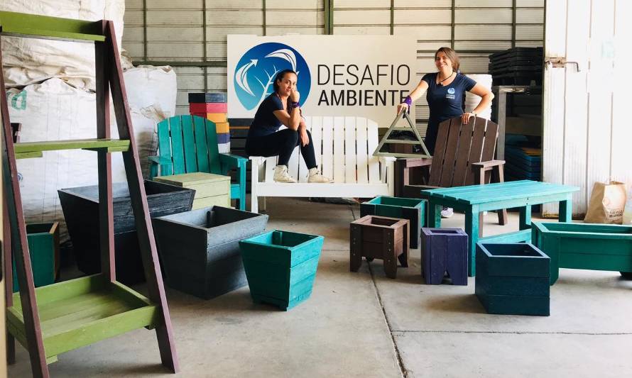 Startup femenina transforma la basura plástica en sillas y material de construcción