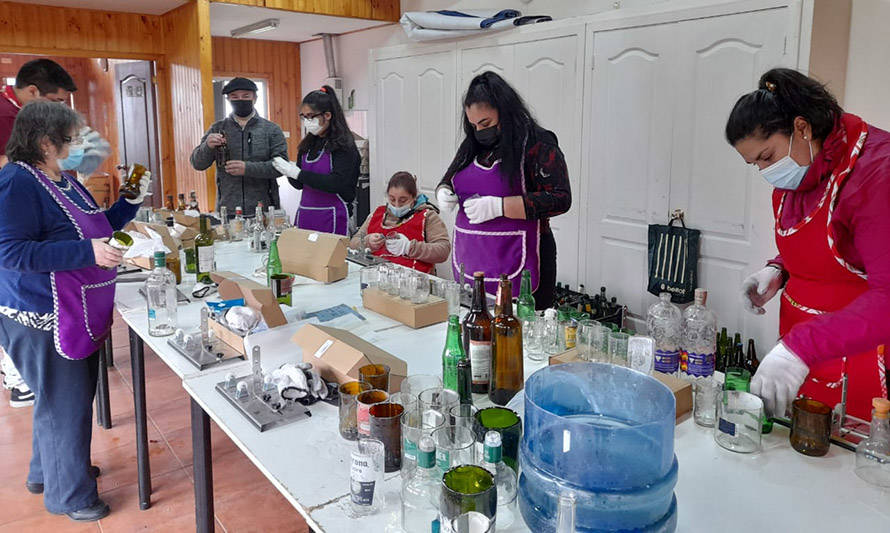 Vecinos de Puerto Chacabuco aprendieron a reutilizar botellas de vidrio gracias a taller de AquaChile