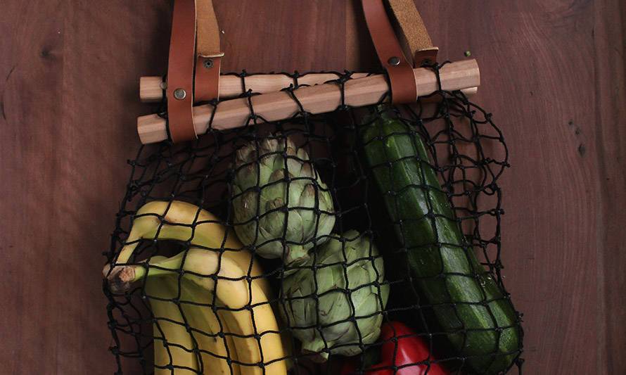 Mochacóbags: la nueva bolsa que se fabrica con mallas salmoneras en desuso desde Cochamó