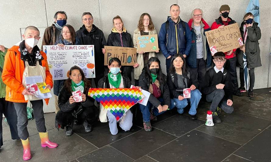 Jóvenes activistas chilenas participan en manifestaciones en Edimburgo previo a la COP26