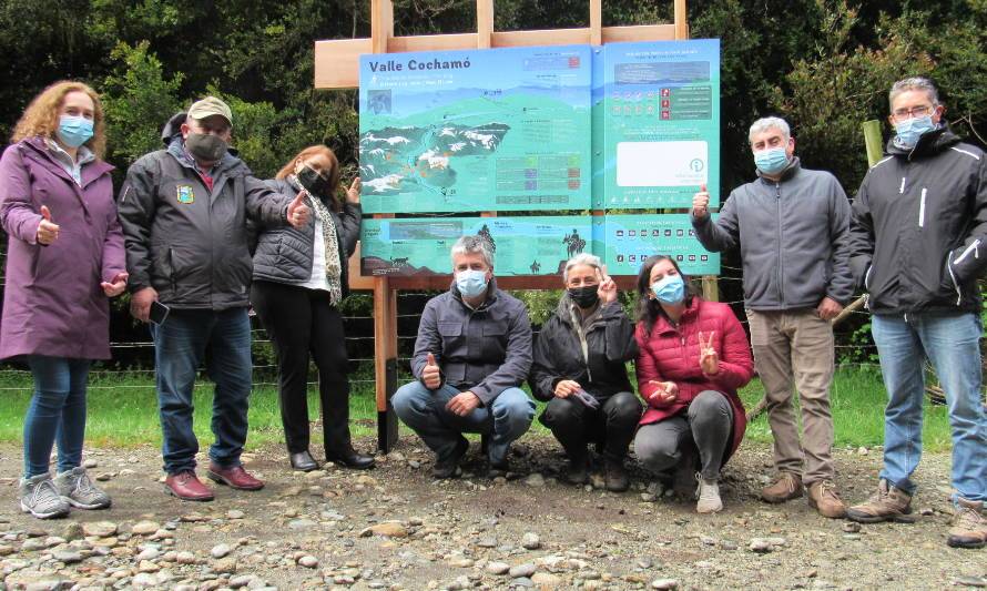 Instalan panel informativo turístico en Valle de Cochamó