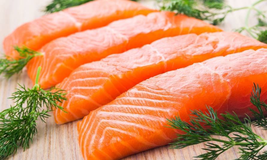 Alerta roja: Llaman a no consumir salmón chileno, por alta cantidad de antibióticos