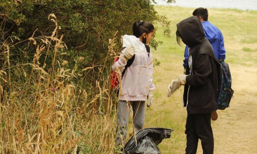 Limpiando playas: jóvenes de Futrono aprenden a cuidar el medioambiente