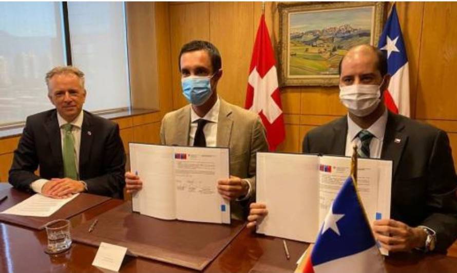 Ministro de Energía y Minería, Juan Carlos Jobet en conjunto a el Ministro de Medio Ambiente Javier Naranjo. (Foto: Ministerio de Energía)