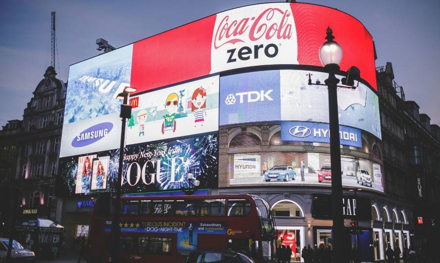Países como Reino Unido identificaron que en 2019 la publicidad añadió un 28% adicional a la huella de carbono anual de cada persona en el país.