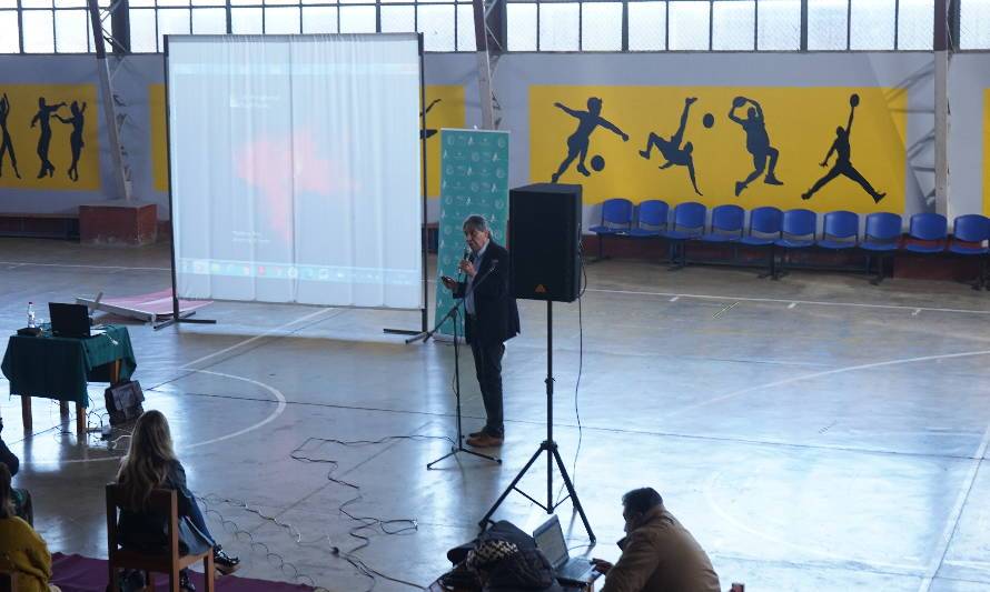 Exposición del Dr. Garay en el gimnasio de la escuela. Crédito: Explora los Ríos.