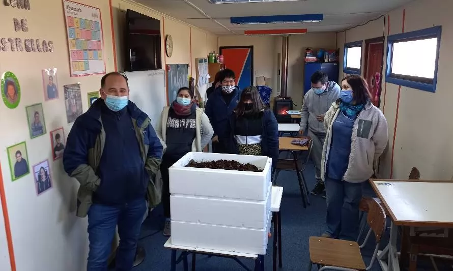 Estudiantes de Puerto Aysén realizan composteras y trabajan el vermicompostaje
