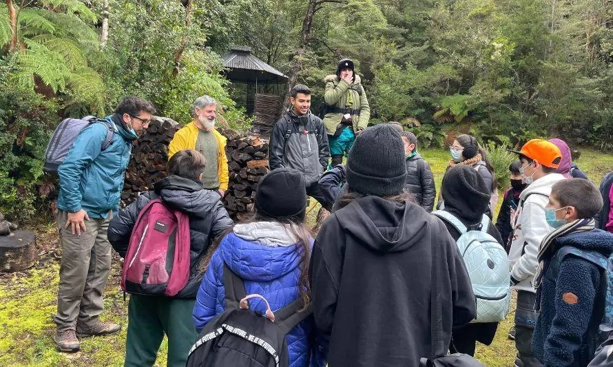 Estudiantes recorrieron la reserva Llancahue aprendiendo sobre el reino Fungi