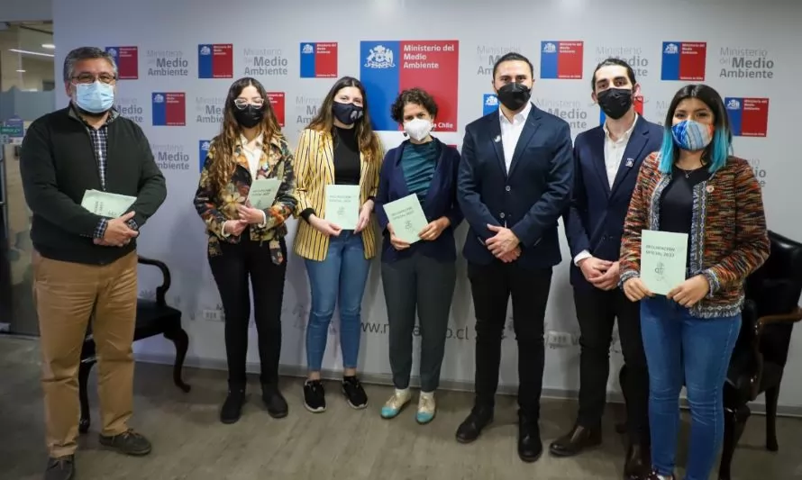 Ministra del Medio Ambiente recibe declaración oficial de jóvenes chilenos sobre cambio climático