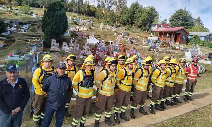 Conaf realiza acciones para prevenir incendios forestales en cementerio de Niebla