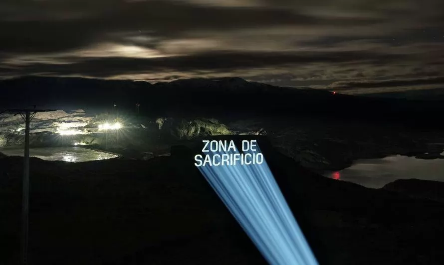 Con obra lumínica denuncian contaminación en Chile Chico
