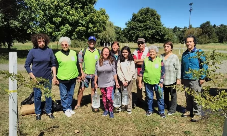 Vecinos de Osorno participan en actividad de conservación en parque Francke  