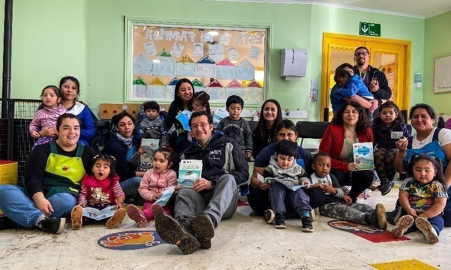 Pequeños ayseninos reciben material educativo sobre calidad de aire y contaminación
