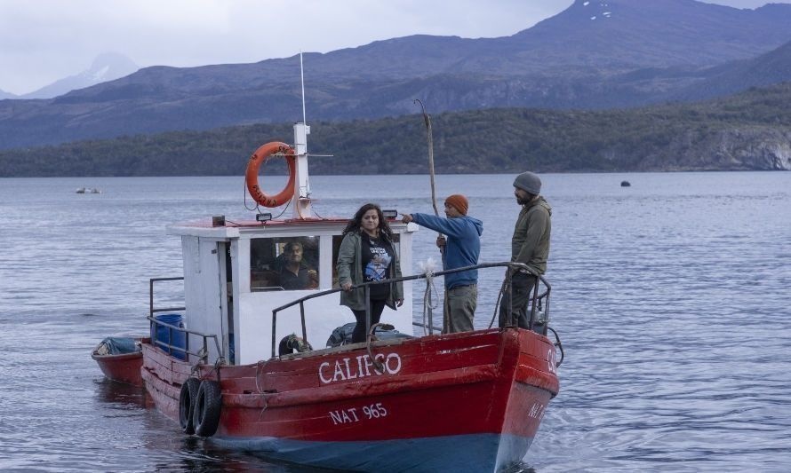 Estrenarán documental que invita a sumergirse en la lucha del pueblo Kawésqar por conservar las aguas 