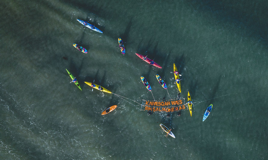 Comunidades Kawésqar realizan marcha por impacto de la salmonicultura en la patagonia