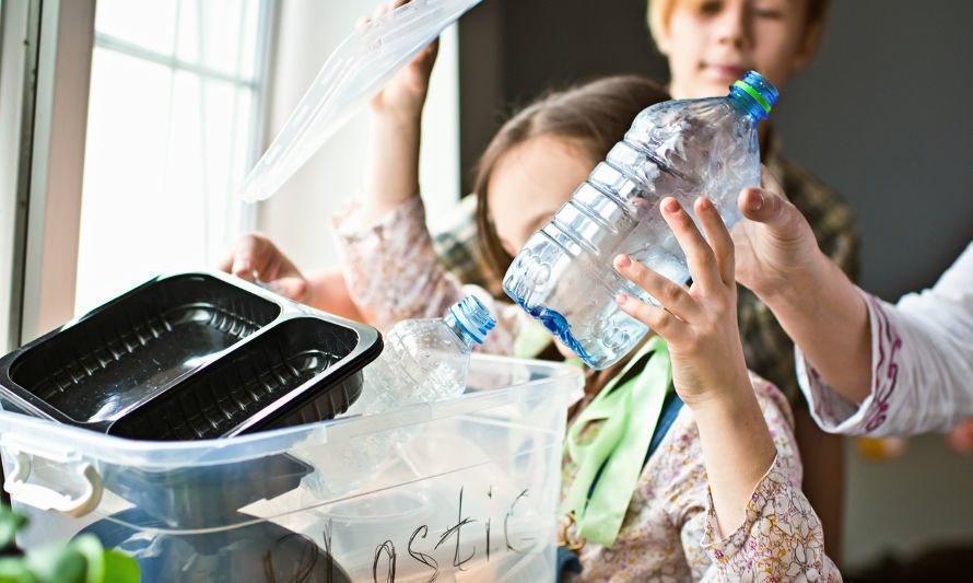 Estudio arroja que chilenos creen que el reciclaje es un problema grave en el que se avanza poco