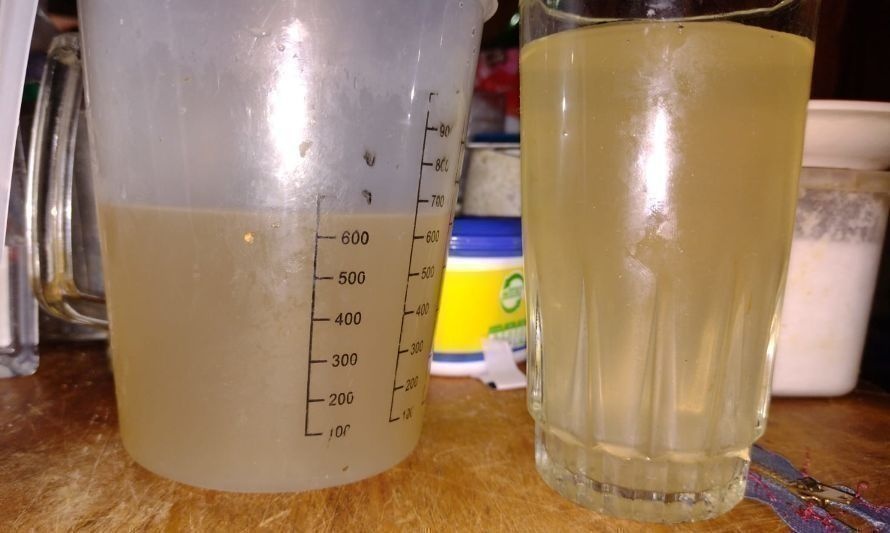 Agua que salía de las llaves de los hogares en la localidad. Crédito: Cedida.
