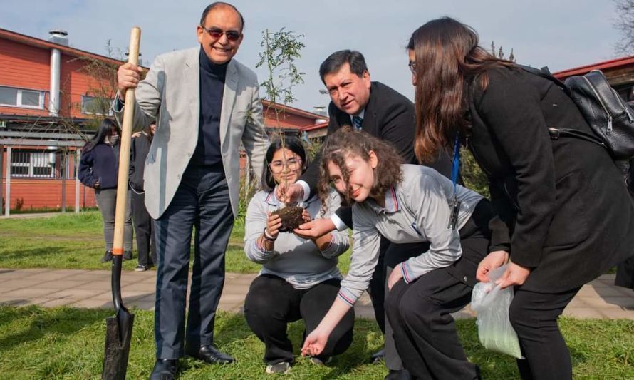Con plantación de árboles nativos en Liceo Rahue lanzan programa de reforestación en Osorno