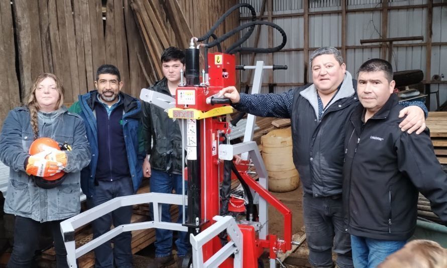 Entregan equipamiento para incentivar producción sustentable de leña en Los Ríos