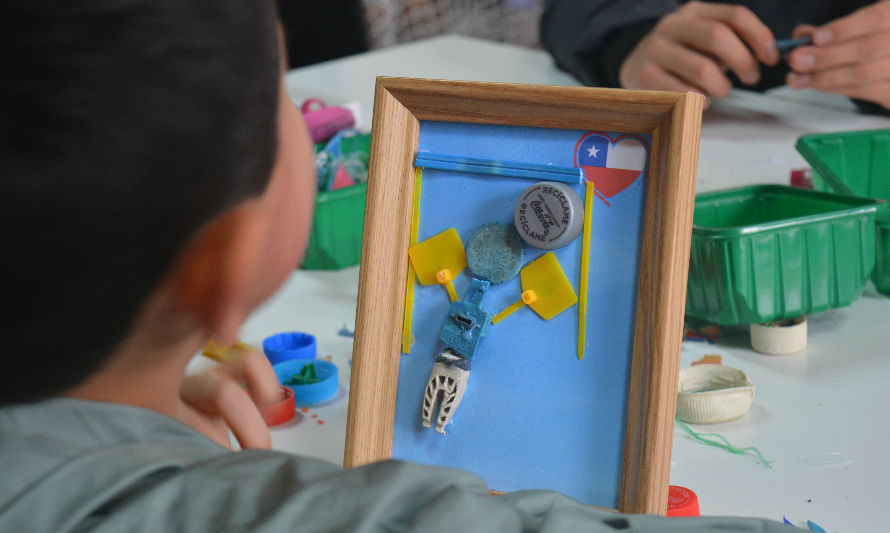 Experiencia de reciclaje: niños  celebran a Chile con cuadros hechos con microplástico