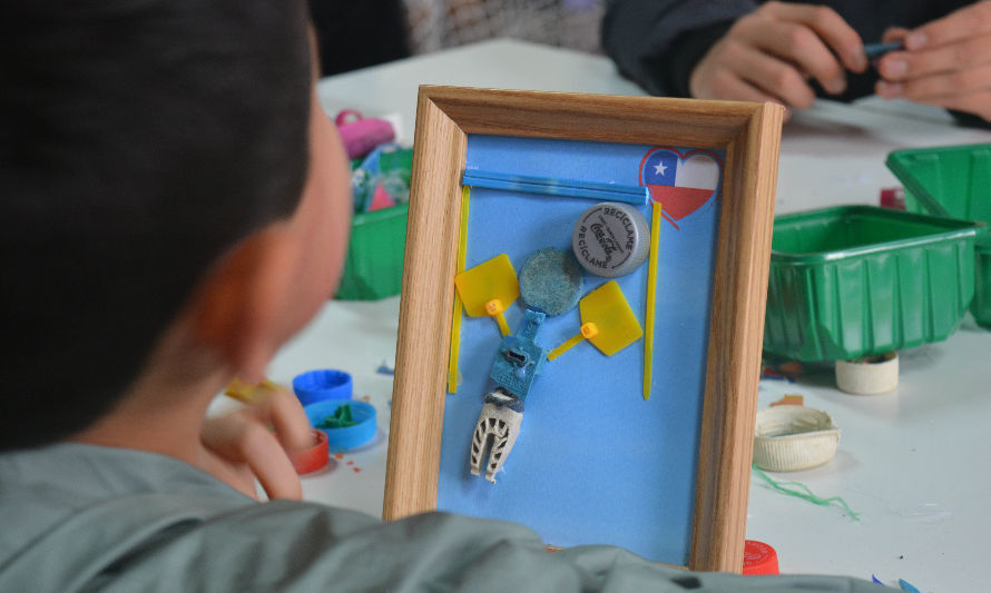 Obras creadas por niños en el taller "Basura Playera". Crédito: Gobierno Regional de Los Lagos.