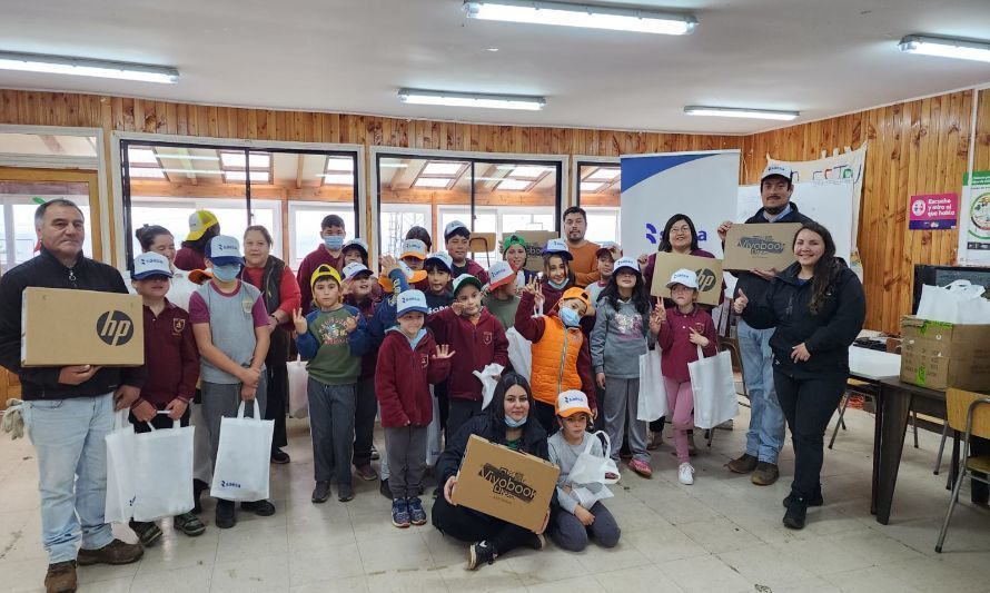 Entrega del premio a estudiantes y comunidad escolar de la Escuela Rural El Huape. Crédito: Saesa.
