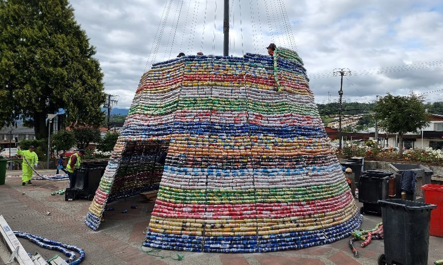 Panguipulli elabora árbol navideño sustentable con más de 40 mil latas recicladas