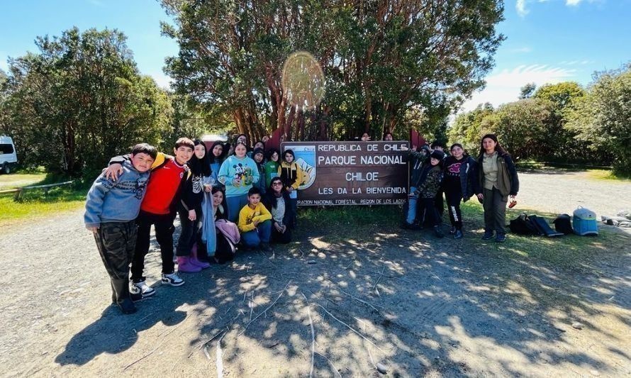 Escuela ambiental: estudiantes instalan cámaras trampas en Parque Nacional Chiloé