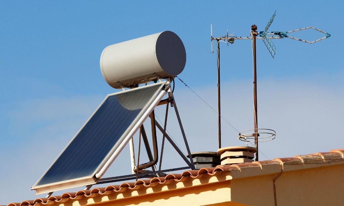 Castro avanza hacia la sostenibilidad con instalación de colectores solares para familias