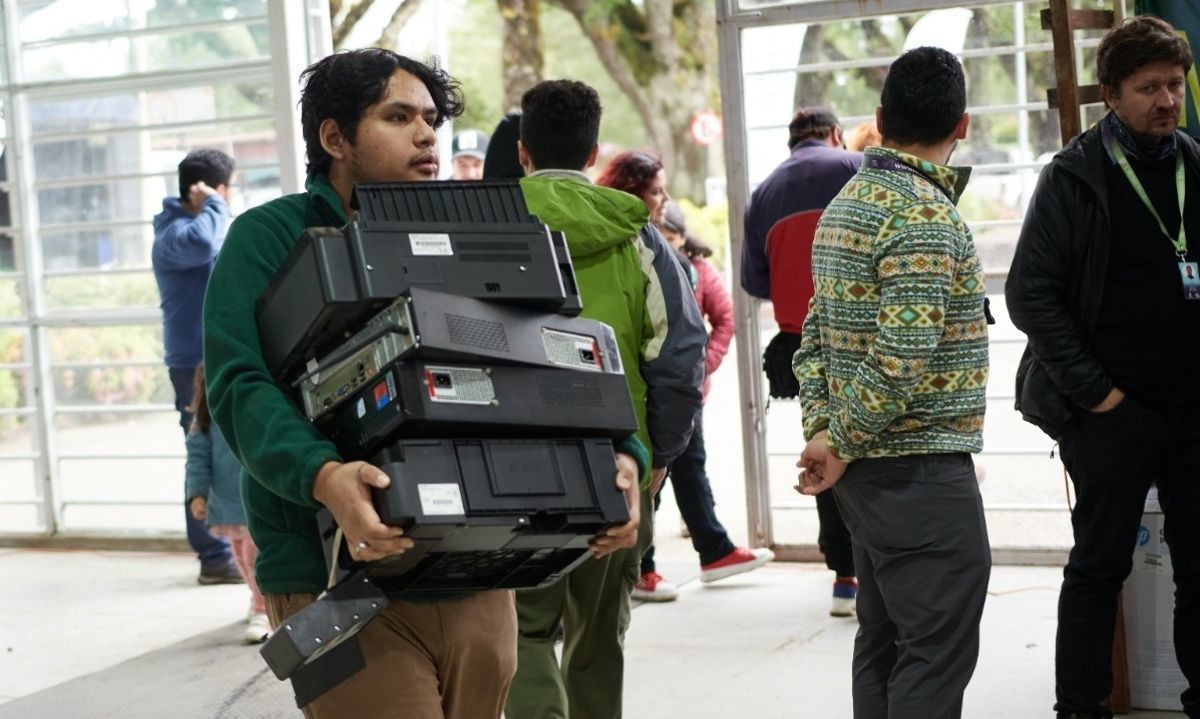 Feria medioambiental convoca a valdivianos a reciclar y cuidar el planeta
