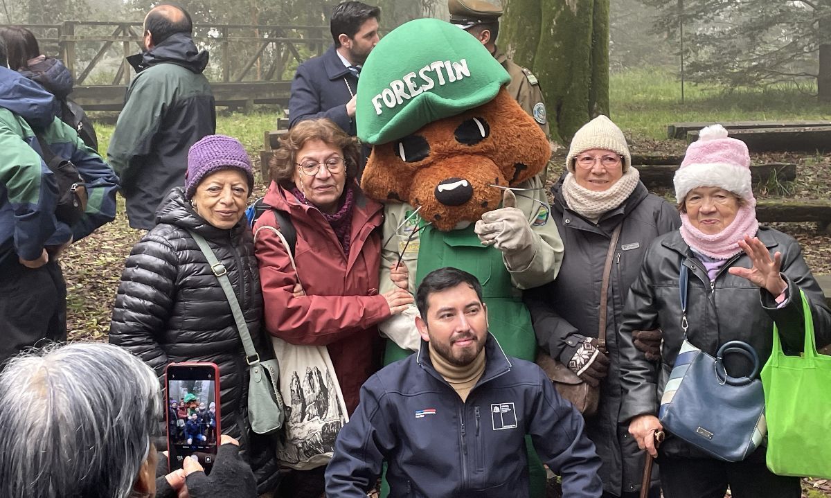 Valdivia celebra Día Mundial del Árbol junto a adultos mayores