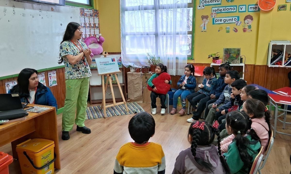 Junto a pequeños ayseninos realizan primera charla sobre tenencia responsable de mascotas 