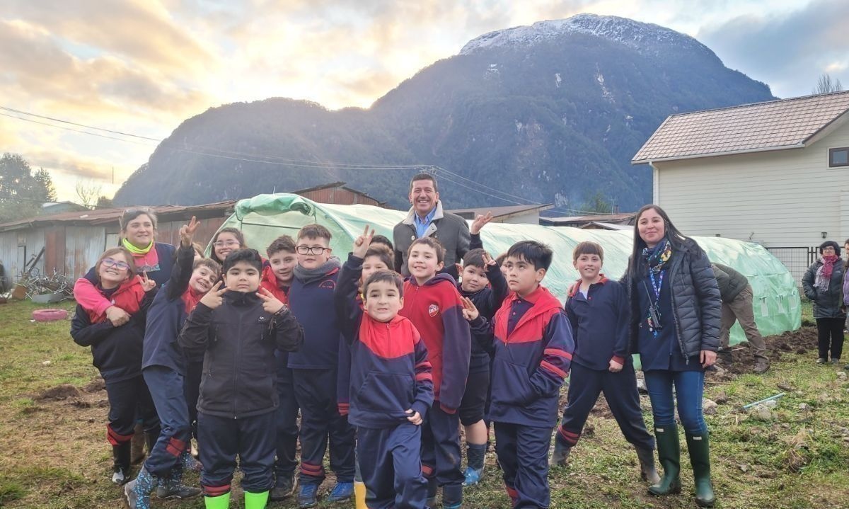 Entregan invernadero a estudiantes de Puerto Aysén para fomentar el cuidado del medioambiente