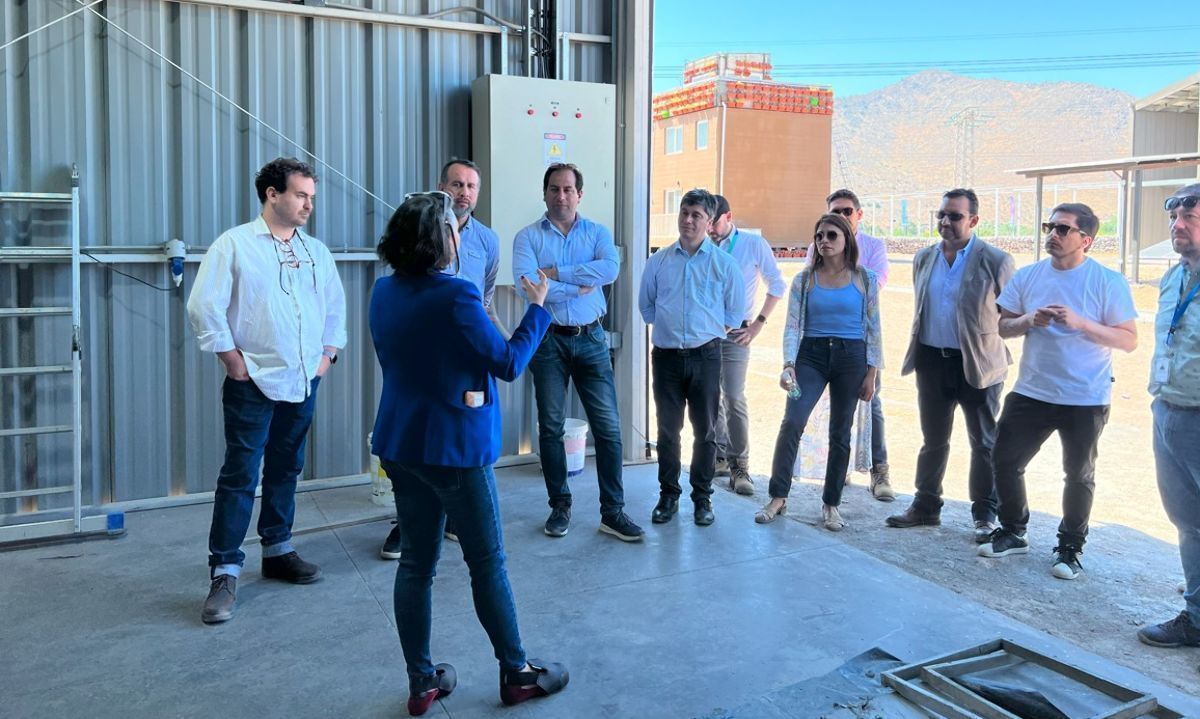 Autoridades de Los Lagos conocieron centros de innovación y sostenibilidad en Santiago