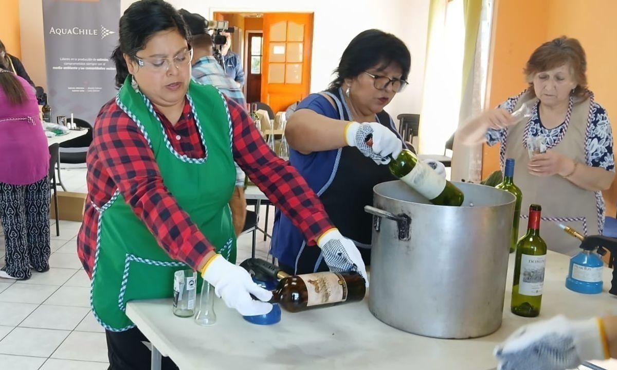 Taller enseñó a vecinos de Aysén a reutilizar y transformar botellas de vidrio