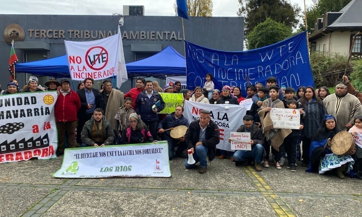 Movilización afuera del Tercer Tribunal Ambiental de Valdivia. Crédito: Cedida.